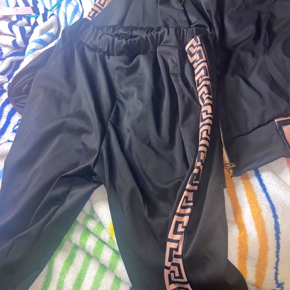 Instagram boutique @pinkbelaire jogging set - Picture 2 of 2